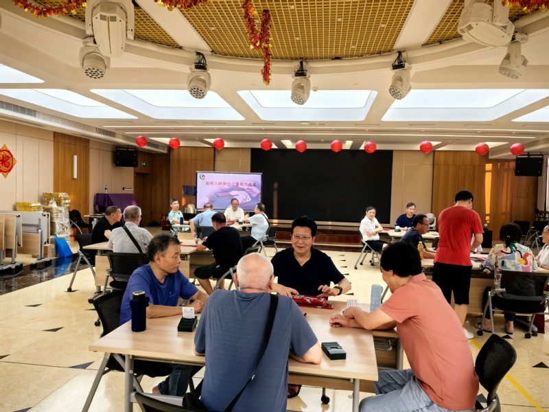 以牌会友叙情谊 敬老送福暖人心...