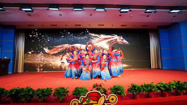 晚会在后勤服务中心团支部全体成员合唱的《明天会更好》中走向高潮，歌声嘹亮，寄托着对未来的无限憧憬。