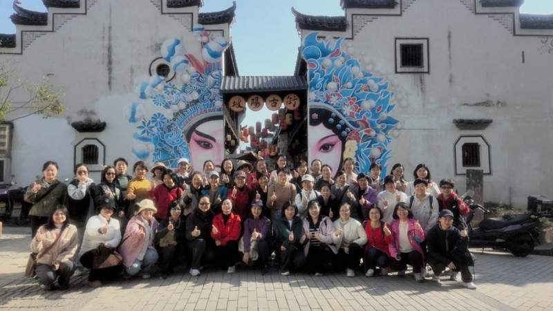 登高赏秋色，漫行寻古镇——我校...